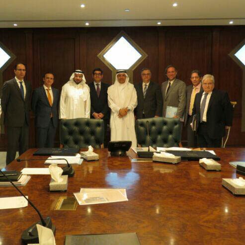 Imagen de una conferencia de negocios, Daniel Tardito junto a inversores